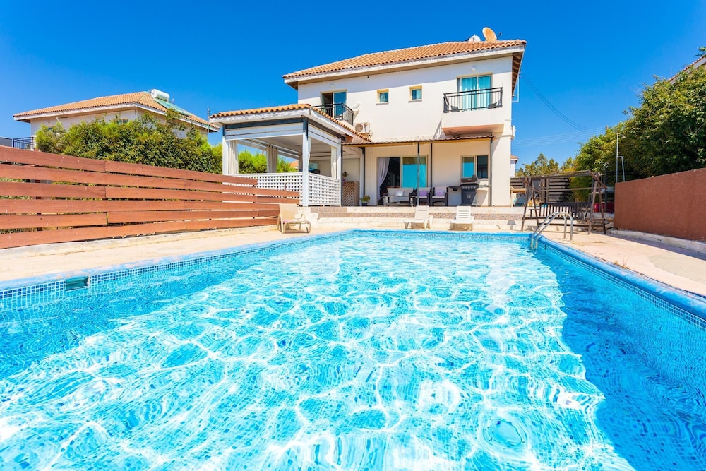 Villa photo 2