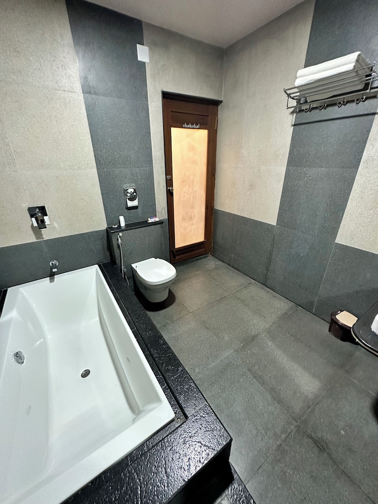 Luxury Suite - Photo 4