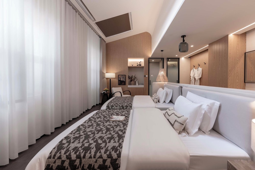 Superior Twin Room, City View photo 1