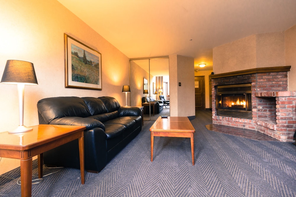 Suite, 1 King Bed with Sofa bed, Mezzanine photo 1