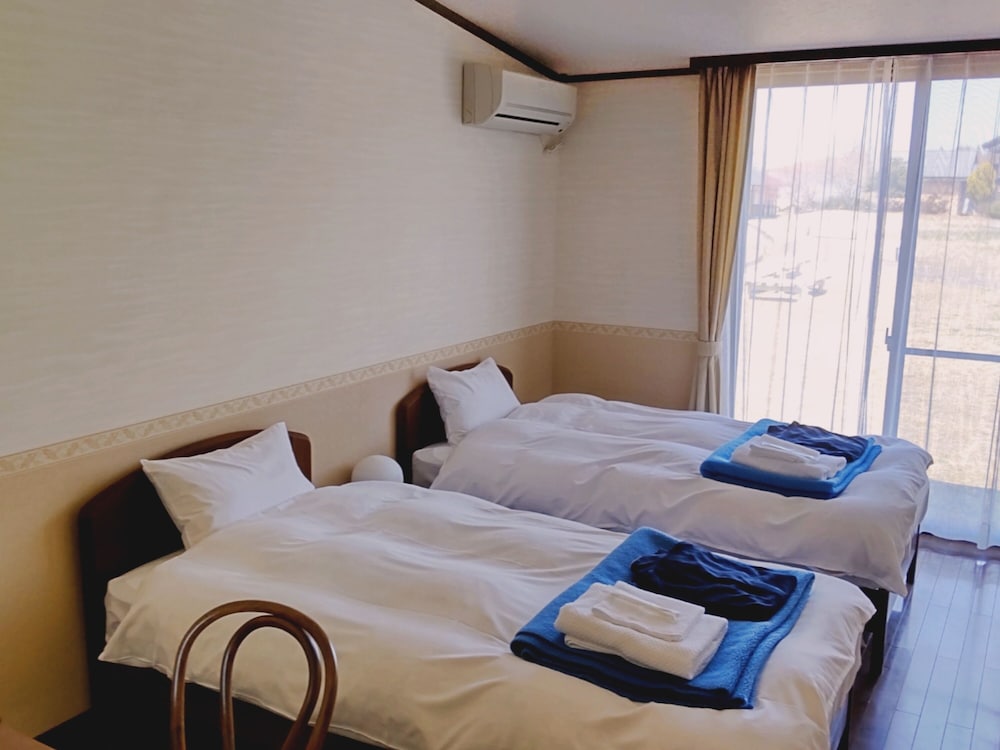 Standard Twin Room, Non Smoking, Mountain View photo 3