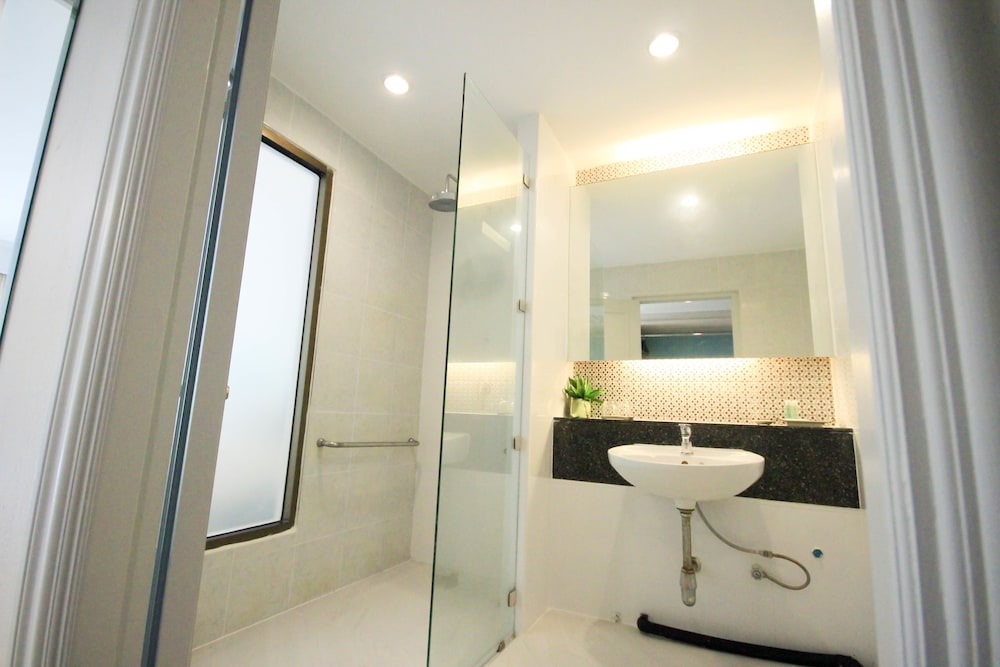Deluxe Room - Photo 9