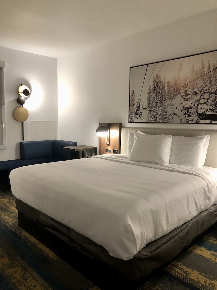 Deluxe Suite, 1 King Bed, Accessible, Non Smoking - Photo 2