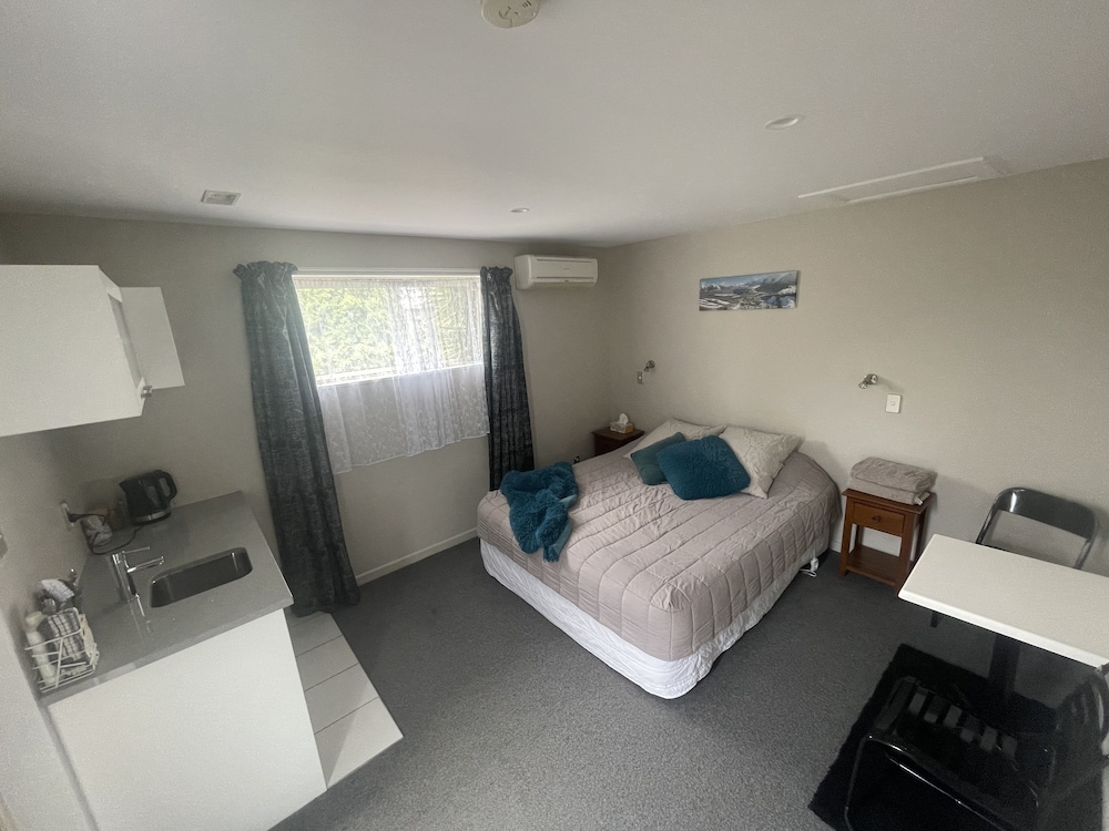 Standard Double Room, 1 King Bed photo 3