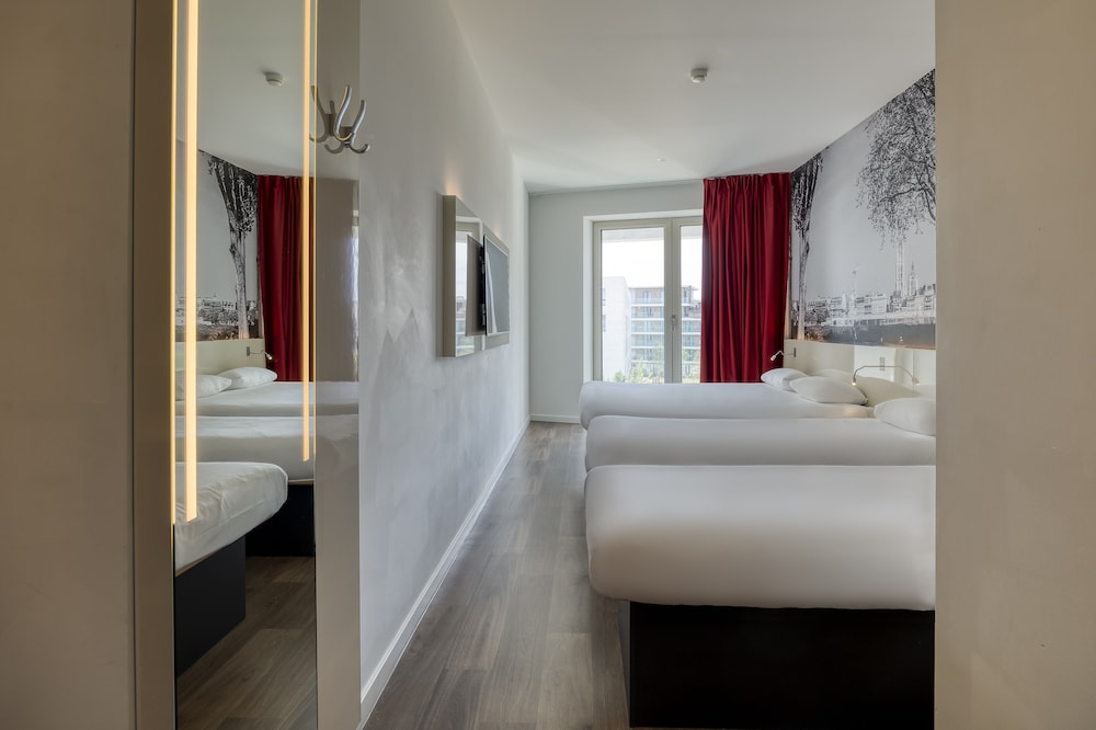 Basic Quadruple Room photo 2