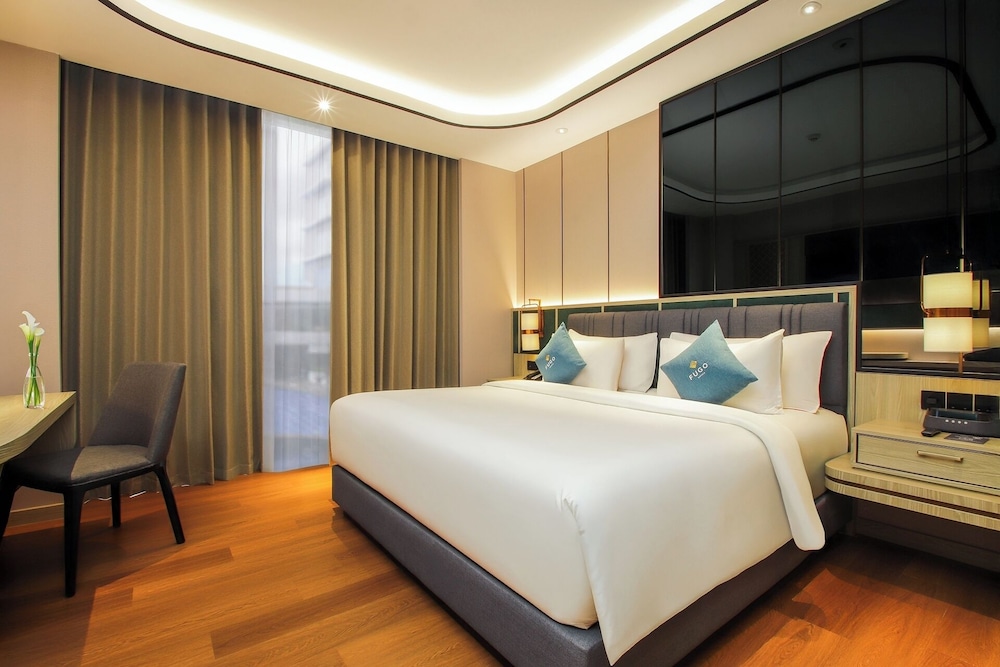 King Bed Premier Pool - Photo 1