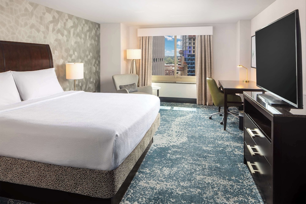 Room, 1 King Bed (With Drinks-Snacks) - Photo 7
