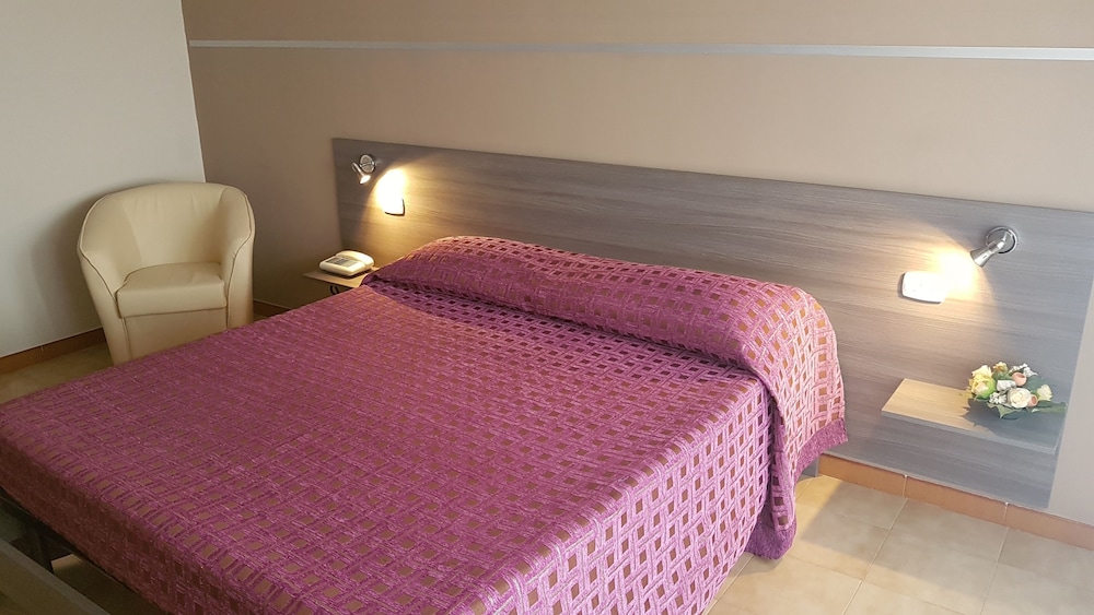 Standard Double or Twin Room, Accessible photo 2