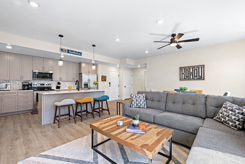 Condo, 2 Bedrooms
