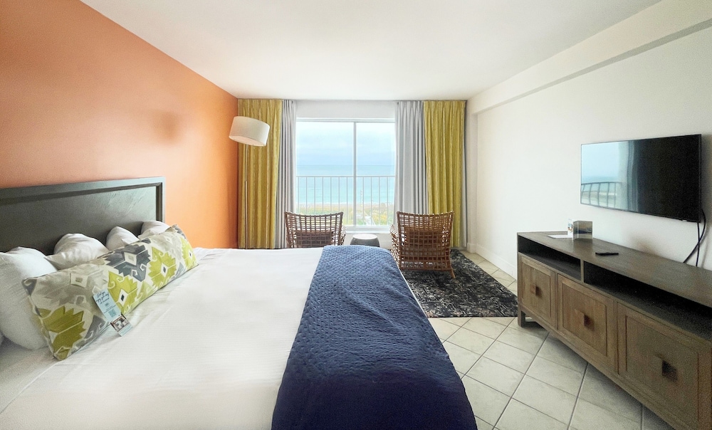 Standard Room, 1 King Bed, Oceanfront - Photo 1