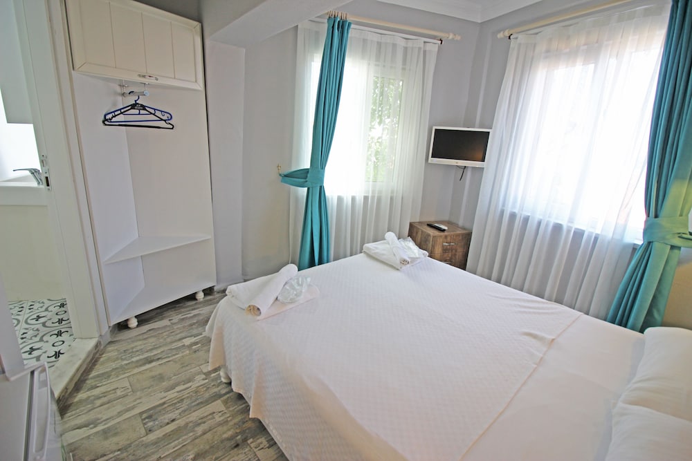 Standard Double Room, Partial Sea View photo 1