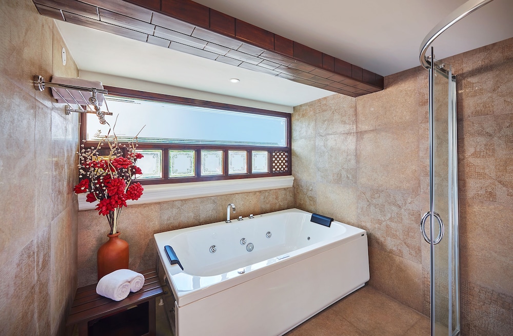 Luxury Rooftop, 1 King Bed, Jetted Tub photo 2