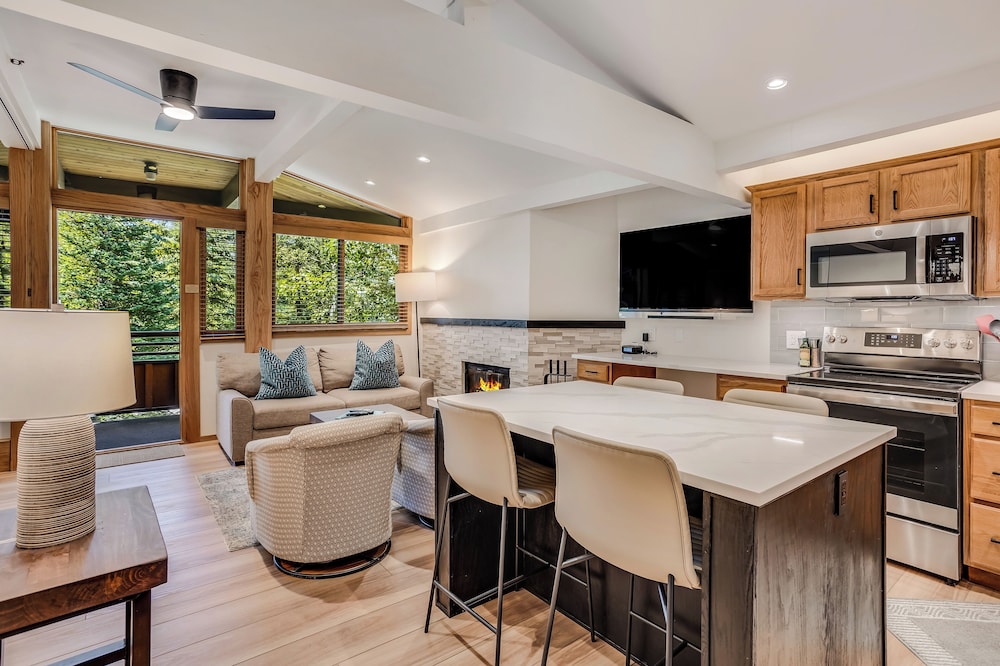 Premier Studio (Unit 211)