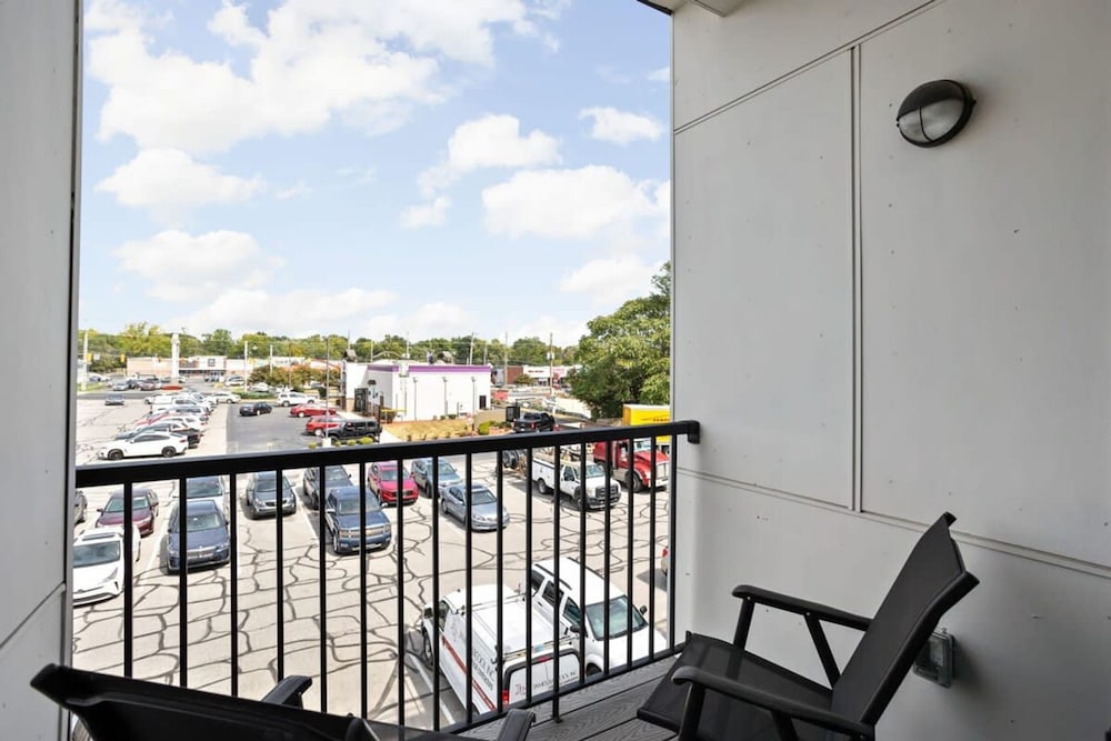 Cozysuites Spacious 2BR Next to Whole Foods, Photo 10