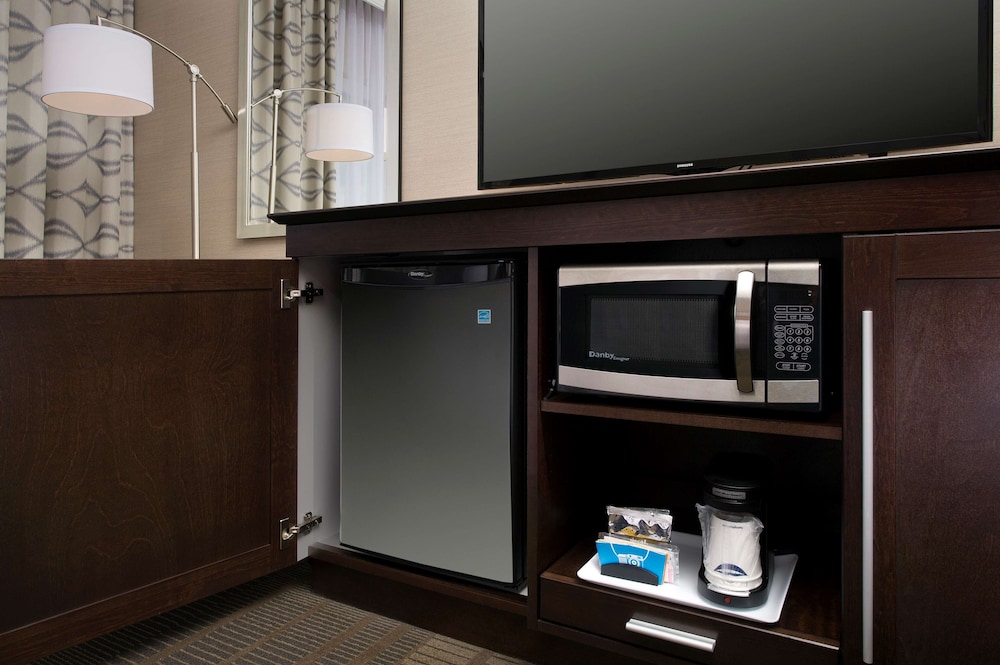 Room, 2 Queen Beds, Non Smoking, Refrigerator & Microwave photo 3