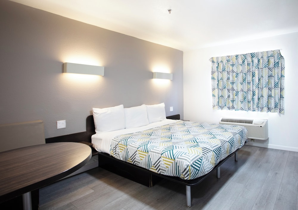 Standard Room, 1 Queen Bed, Smoking photo 2
