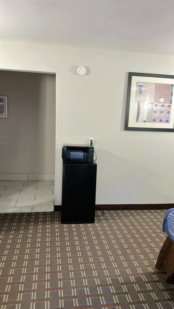 Basic Room, 1 King Bed photo 2