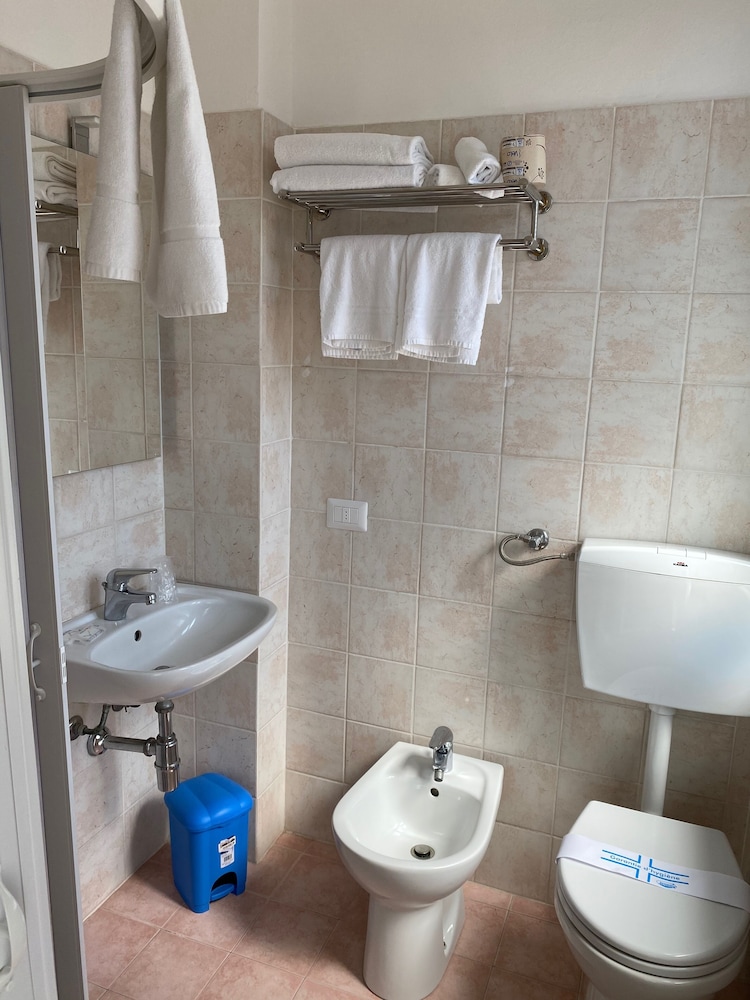 Economy Double Room photo 3