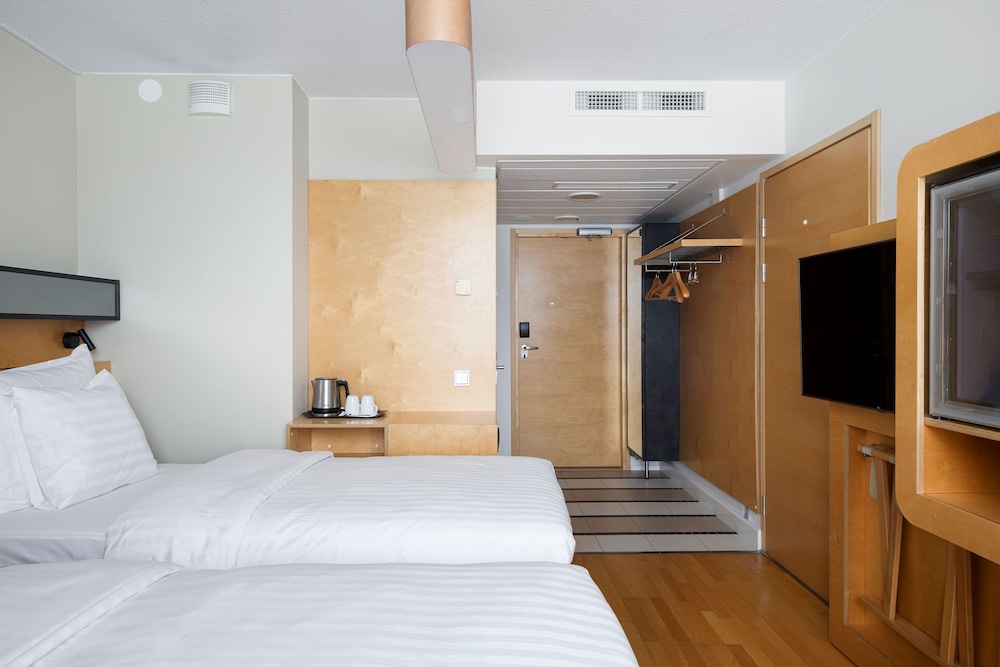 Standard Twin Room, Mobility Accessible - Photo 3