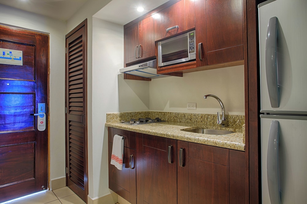 Deluxe Studio, 1 King Bed, Non Smoking, Ocean View (Kitchenette, Balcony) - Photo 7
