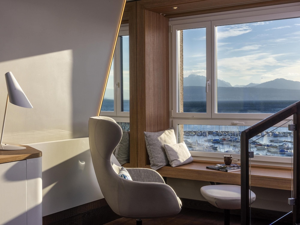 Suite, 1 King Bed, Lake View thumbnail 5