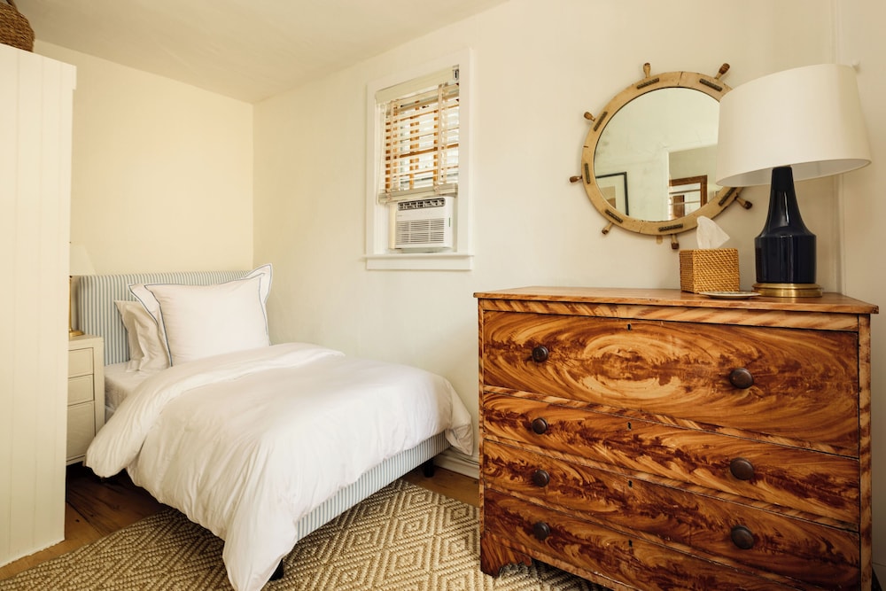 Basic Single Room, City View photo 1