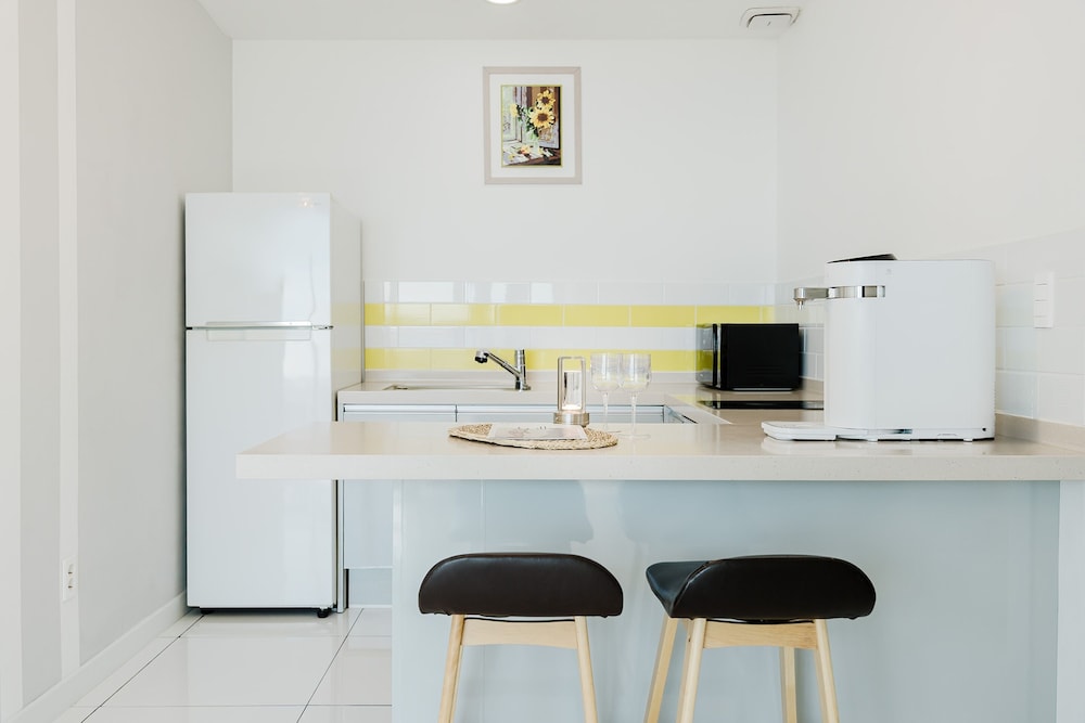 Basic Room, 1 Bedroom (A101 – 10-Second Beach Access) photo 3