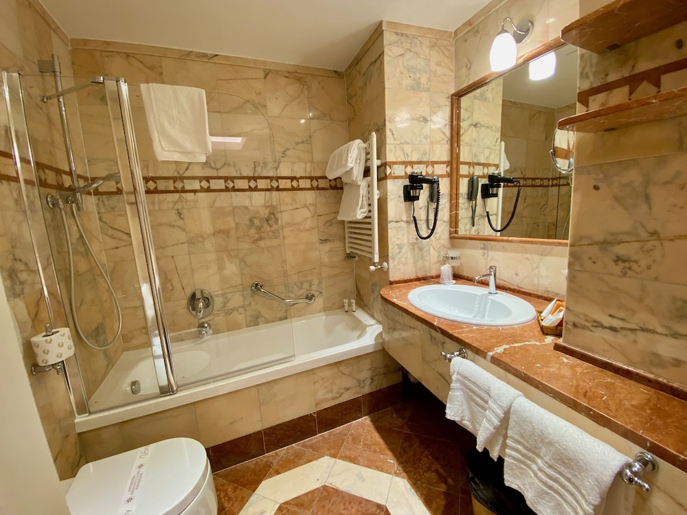 Standard Double Room thumbnail 6