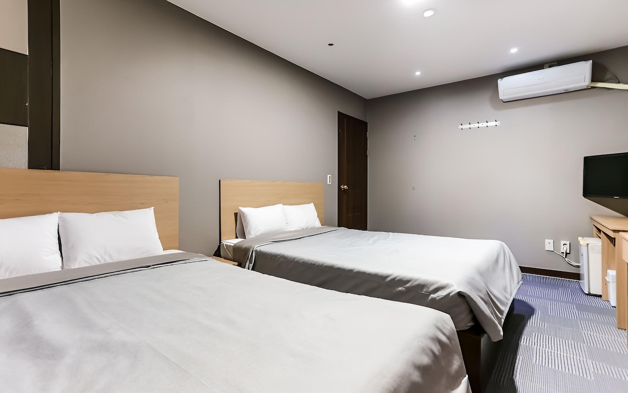 Room (Twin (Double + Double)) - Photo 3