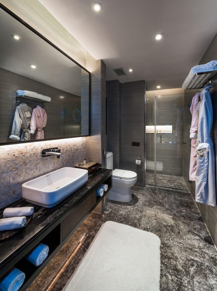Deluxe Double Room thumbnail 6
