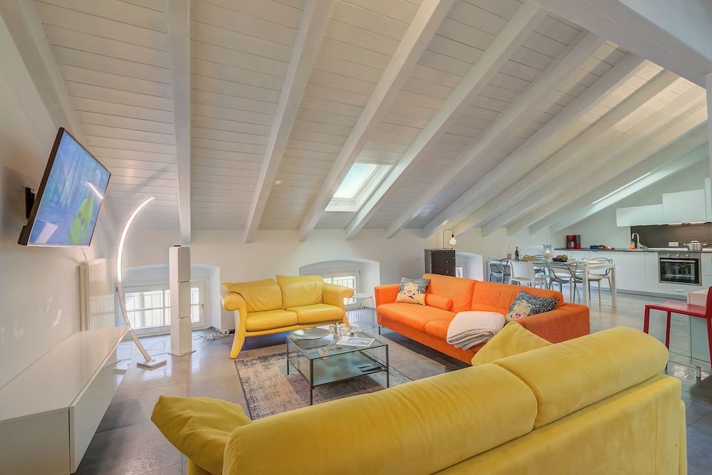 Family Apartment, Multiple Bedrooms (Loft & Jacuzzi)