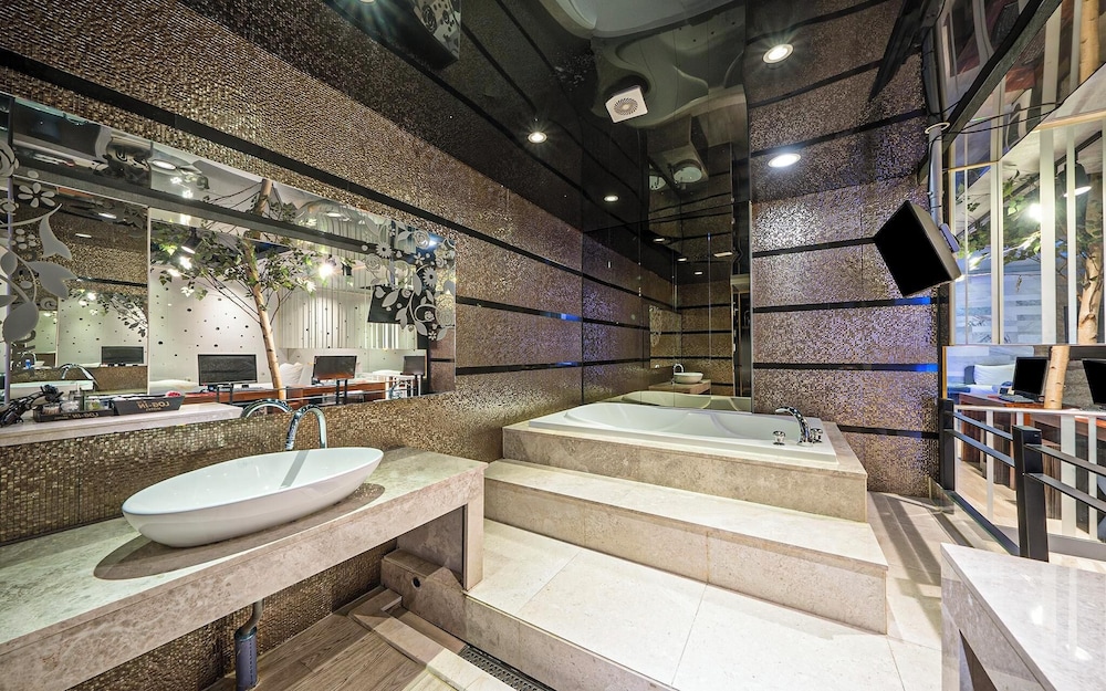 Room (VIP TWIN (massage bed Netflix viewing) photo 3
