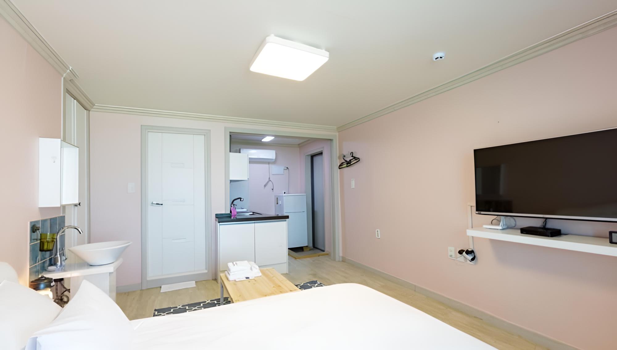 Room (Room 201 (Whirlpool Spa)) - Photo 7