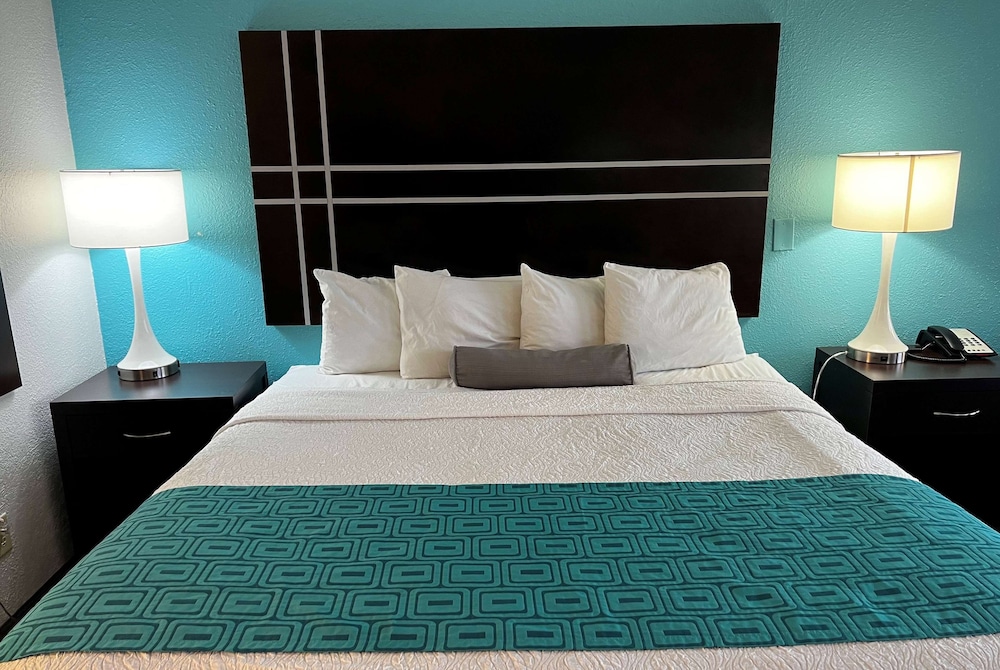 Standard Room, 1 King Bed, Smoking - Photo 1