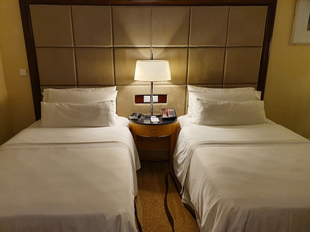 Deluxe Twin Room, 2 Twin Beds, City View, Poolside - Photo 3