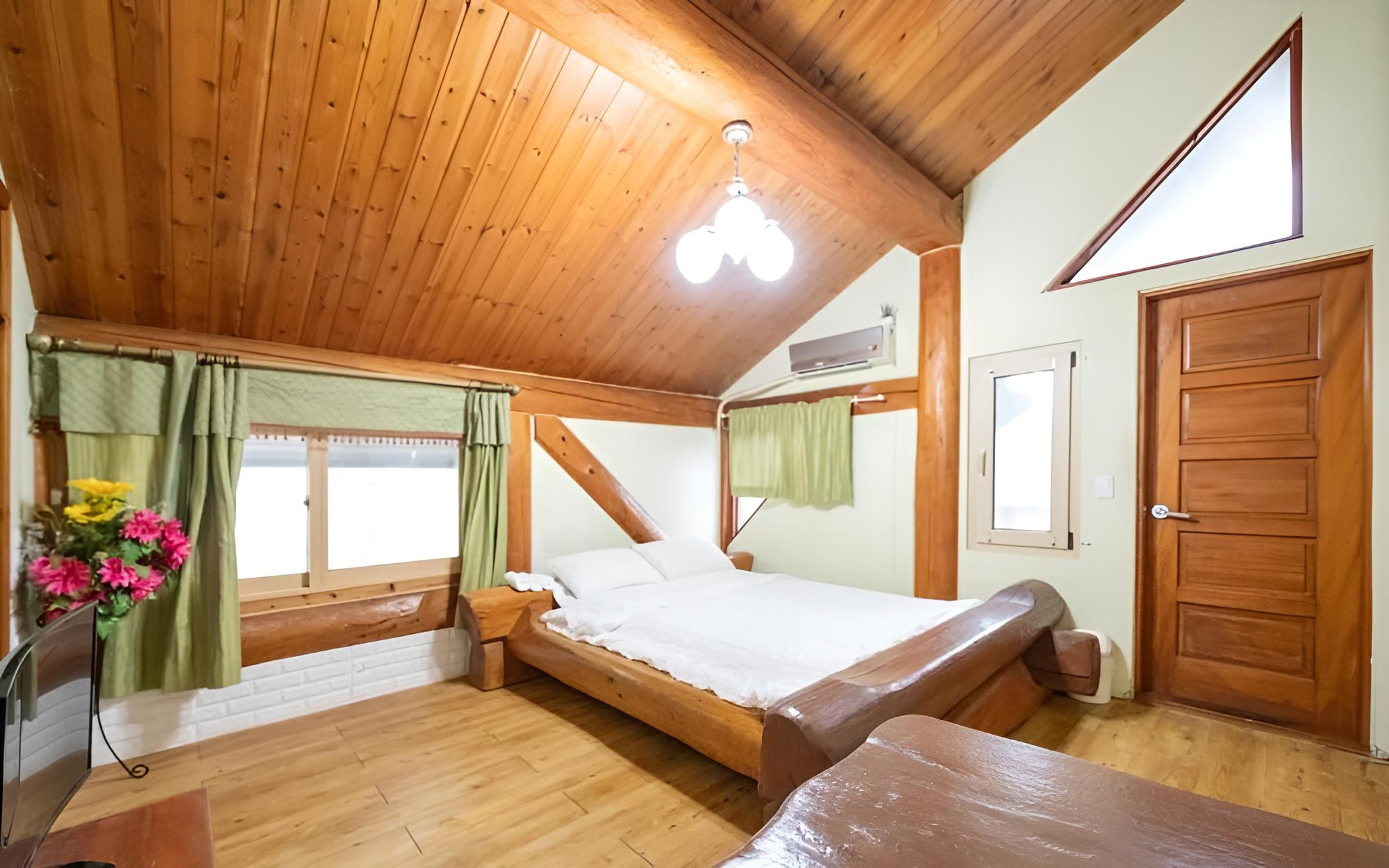 Room (Pretty) - Photo 3