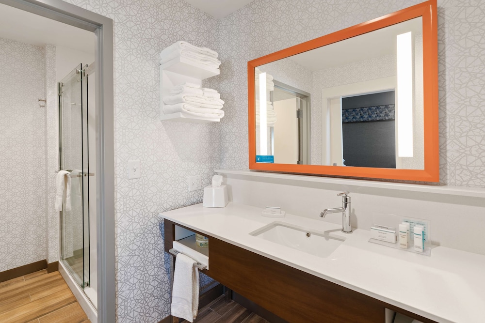 Room, 1 King Bed, Accessible, Bathtub (Mobility & Hearing) - Photo 2