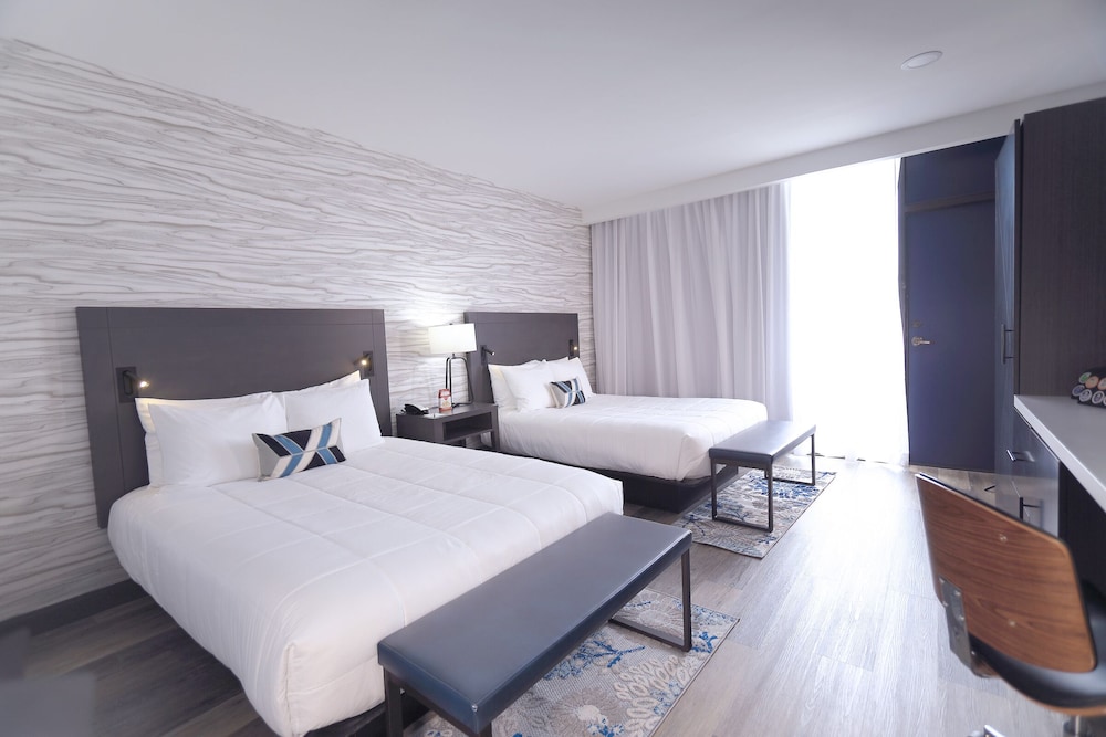 Queen Room with Gulf View - Non Smoking photo 2