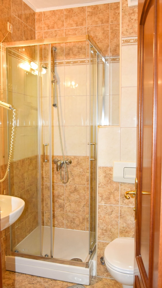 Basic Triple Room photo 3