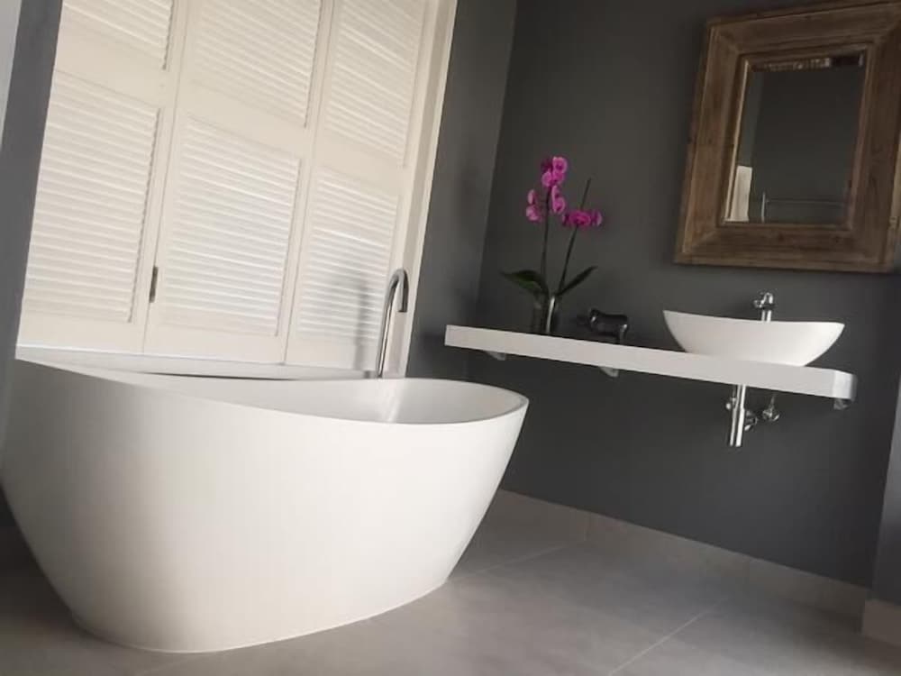 Luxury Guest Suite - King photo 3