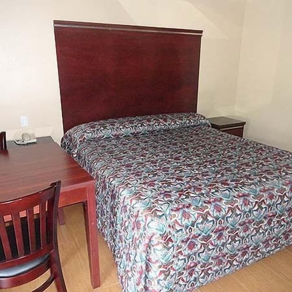 Standard Room, 1 King Bed, Non Smoking - Photo 4