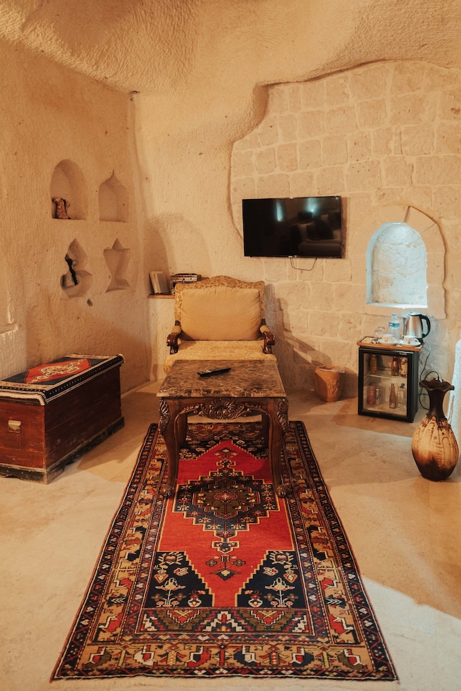 Queen Cave Suite with Stone Bathtub - Photo 33