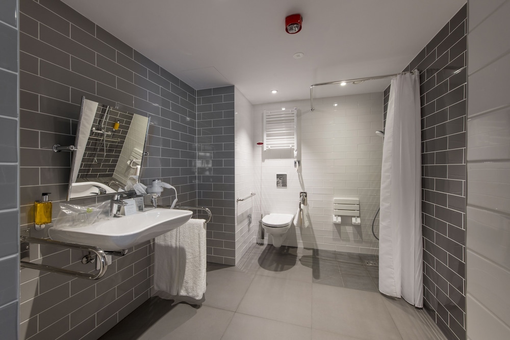 Standard Room, 1 Double Bed, Accessible (Free Breakfast) - Photo 5