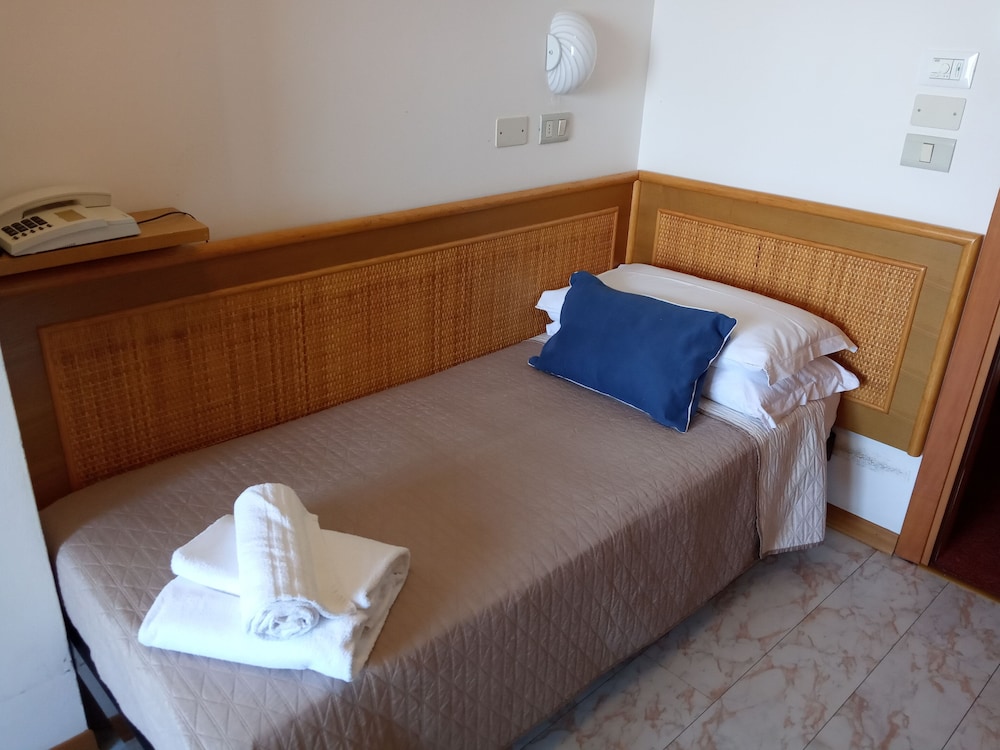 Single Room photo 2