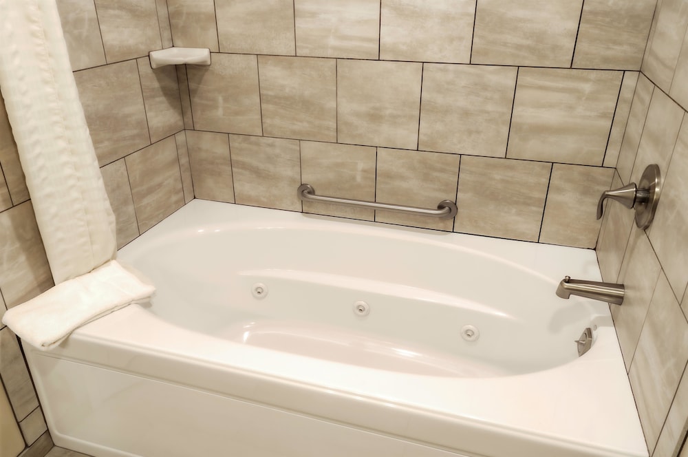 Suite, 1 Queen Bed, Non Smoking, Jetted Tub - Photo 6