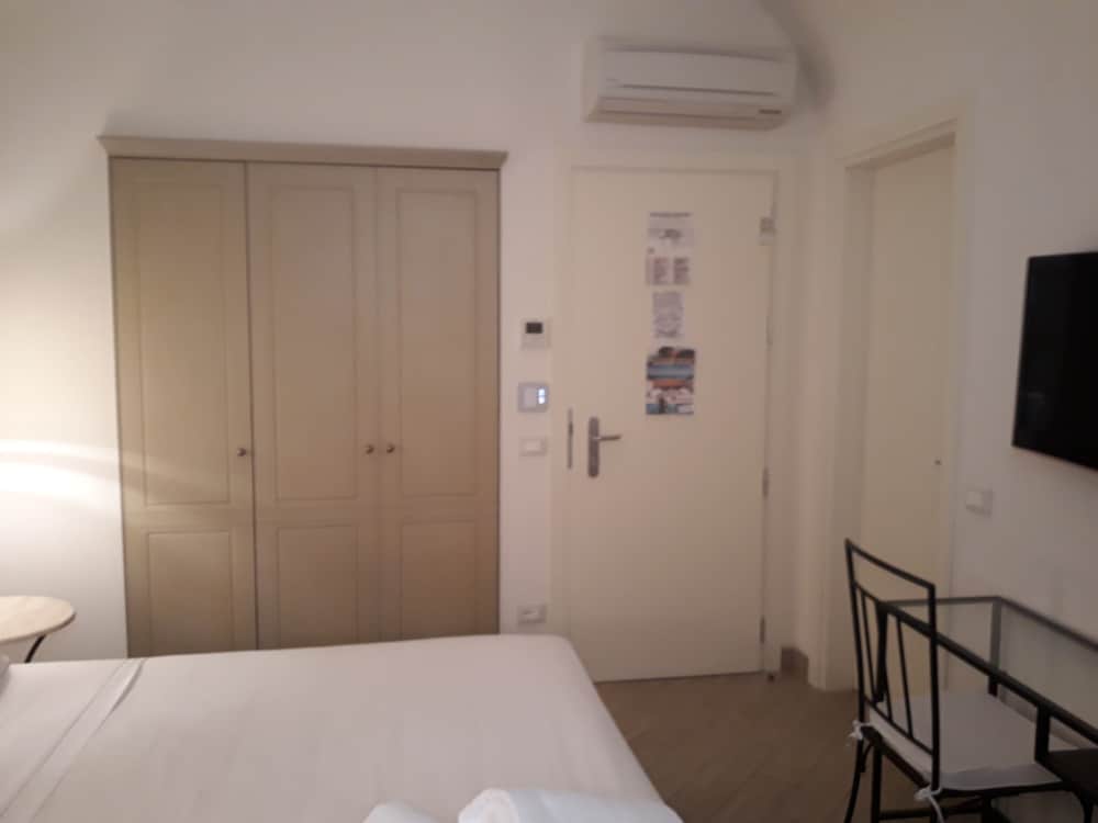 Double Room - Photo 7