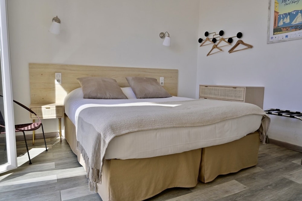 Deluxe Double or Twin Room, Balcony, Sea View photo 2