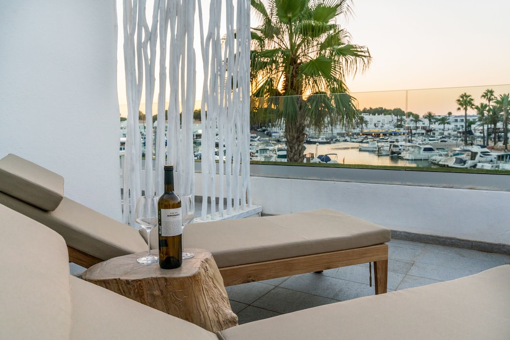 Studio Suite, Terrace, Marina View - Photo 1