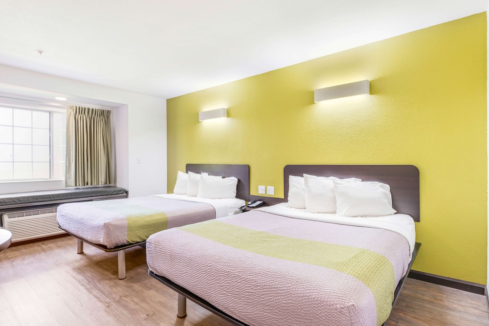 Standard Room, 2 Queen Beds, Non Smoking - Photo 2