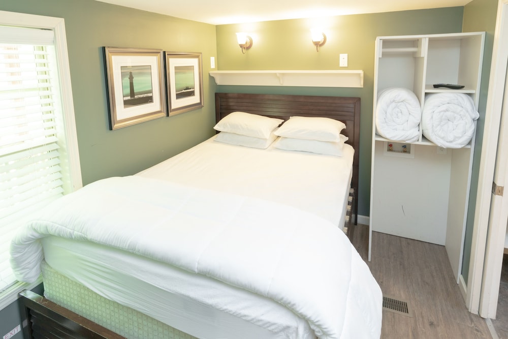 Two Bedroom Cottage with Loft (Linens not provided) photo 3